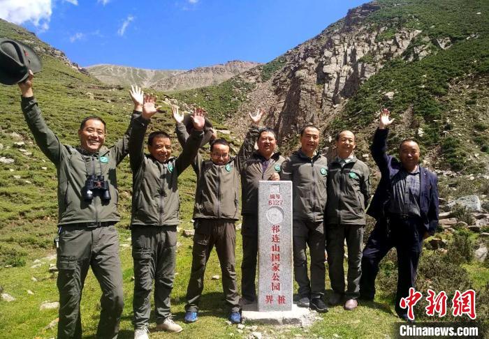 圖為管護(hù)員們難得的一次合影。受訪者供圖