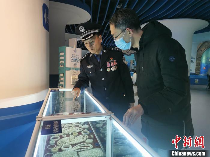 圖為森林警察為游客講解查獲這些象牙制品過程中發(fā)生的真實故事。　文思睿 攝