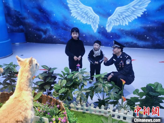 圖為森林警察為小朋友科普野生動物保護知識?！∥乃碱?攝