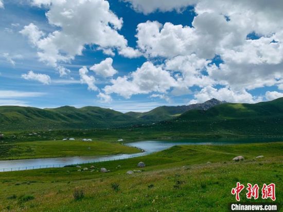 圖為果洛州境內(nèi)的年保玉則。（資料圖）　孫?！z