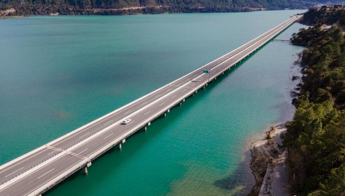 資料圖為西藏拉薩至林芝高等級公路多布湖風光?！〗w波 攝