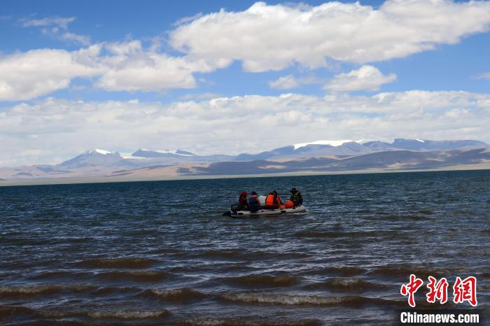 科考隊員向湖心進發(fā)，風浪越來越大。　<a target='_blank' ><p  align=