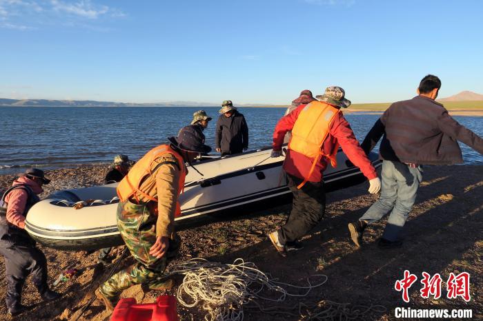 完成達則錯科考任務，科考隊員抬充氣快艇上岸?！?lt;a target='_blank' ><p  align=