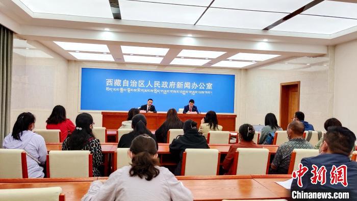 圖為西藏阿里地區(qū)在拉薩召開新聞發(fā)布會(huì)，發(fā)布西藏和平解放70年來阿里地區(qū)經(jīng)濟(jì)社會(huì)發(fā)展成就?！∝暽＠?攝