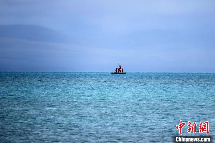 從岸邊營地以長焦鏡頭遠眺，科考隊員在巴木錯作業(yè)?！?lt;a target='_blank' ><p  align=