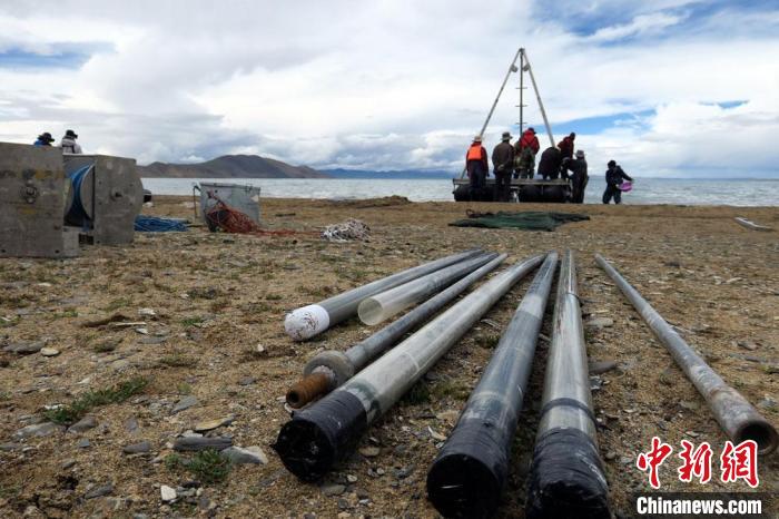 科考隊員從巴木錯采集的科研樣品?！?lt;a target='_blank' ><p  align=