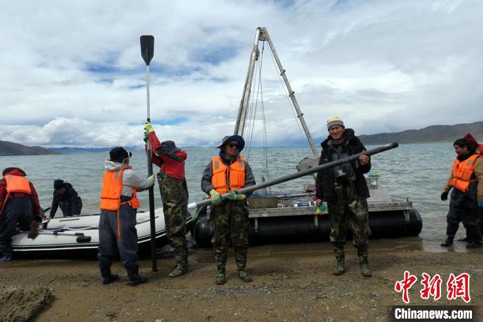 科考隊員從巴木錯采樣歸來?！?lt;a target='_blank' ><p  align=