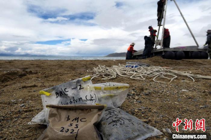 科考隊員從巴木錯采集的科研樣品?！?lt;a target='_blank' ><p  align=