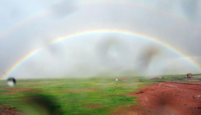 科考隊(duì)員在茲格塘錯(cuò)采樣返程途中，高原風(fēng)雨彩虹送行。　<a target='_blank' ><p  align=