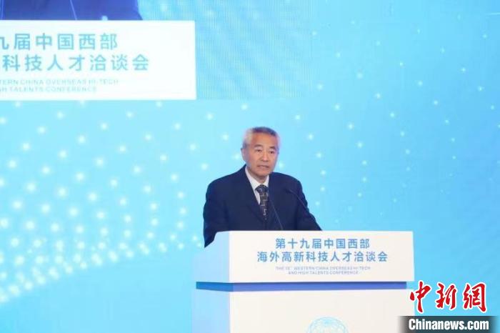 全國政協(xié)副主席、九三學(xué)社中央常務(wù)副主席邵鴻出席論壇并致辭。　四川省委統(tǒng)戰(zhàn)部供圖