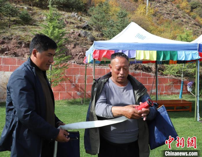 圖為護林員操作體驗滅火裝備。　昌都市森林消防支隊 供圖