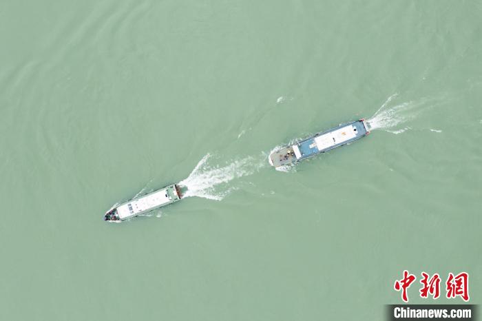 聯(lián)合巡江守護(hù)活動現(xiàn)場?！〗部h融媒體中心 攝