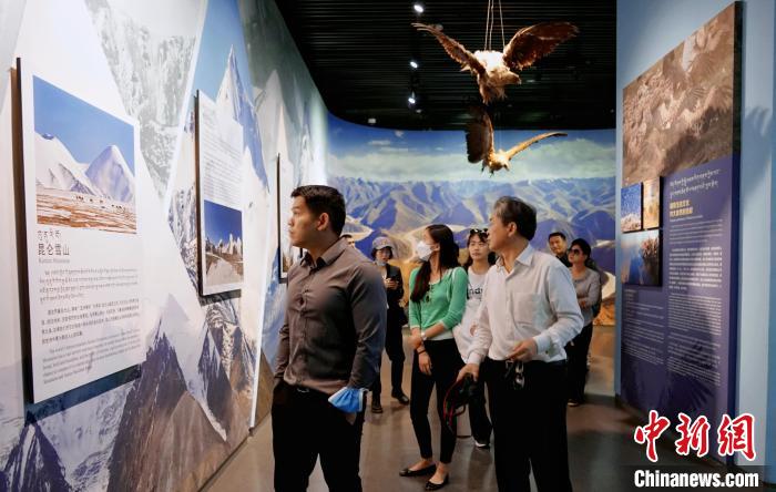 圖為中外嘉賓參觀玉樹州博物館?！●R銘言 攝