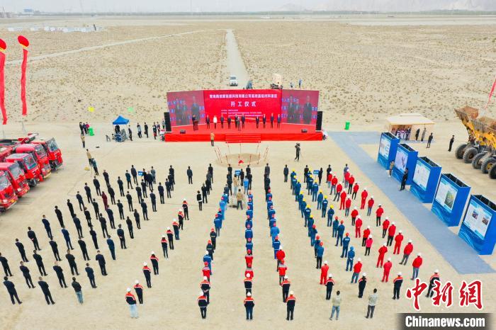 圖為無人機(jī)航拍開工現(xiàn)場?！∷髂辖?攝