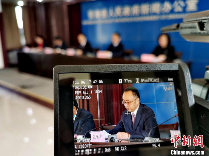 圖為青海省水利廳廳長張世豐參加新聞發(fā)布會(huì)。　張?zhí)砀?攝