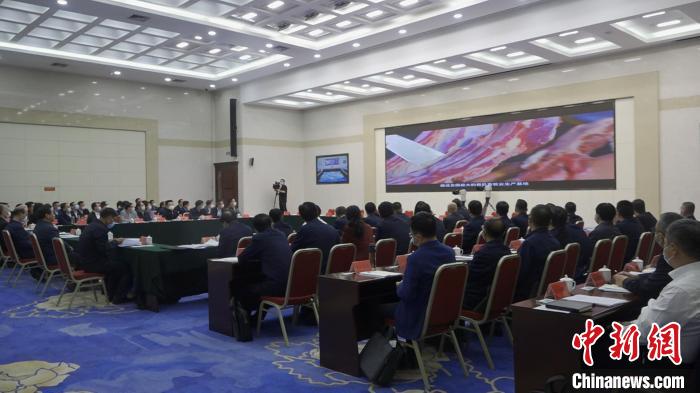圖為部省共同打造青海綠色有機農(nóng)畜產(chǎn)品輸出地推進會議現(xiàn)場。　李江寧 攝