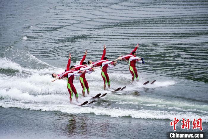 捕魚(yú)節(jié)上的水上表演?！≈鬓k方供圖