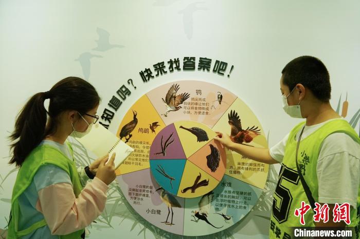 圖為小朋友在青海西寧湟水國家濕地公園科普館內參觀學習。　馬銘言 攝