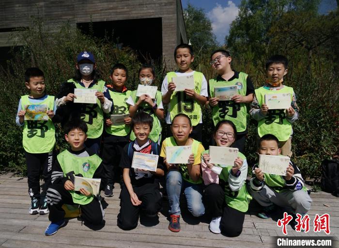 圖為小朋友展示學習成果?！●R銘言 攝