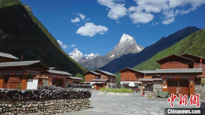 圖為西藏林芝市工布江達(dá)縣錯高古村?！≈x牧 攝