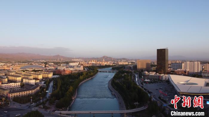 圖為無人機(jī)航拍德令哈巴音河?！『钨婚?攝