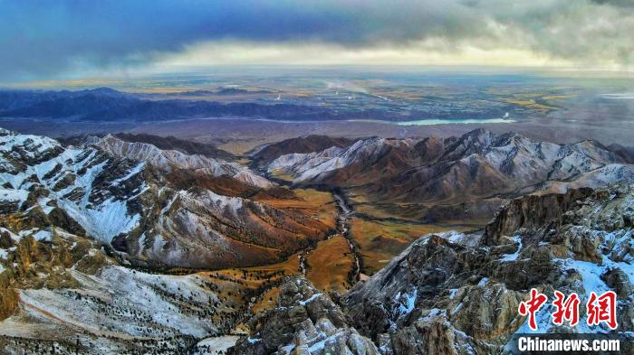 圖為柴達木盆地柏樹山森林地質公園云霧繚繞?！“蛨D那生 攝