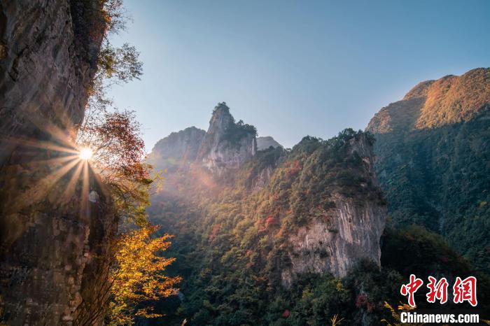 朝霞?！∏貪h忠 攝