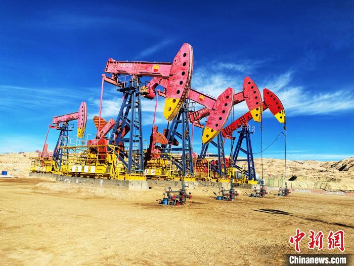 圖為青海油田采油基地?！O睿 攝