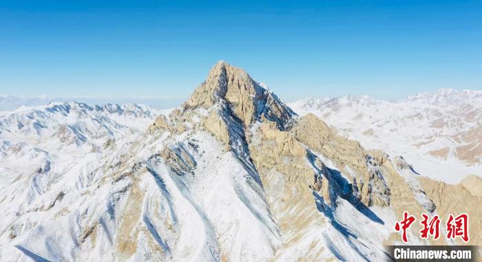 圖為山川被白雪覆蓋。　都蘭縣融媒體中心供圖