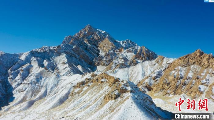 圖為山川被白雪覆蓋，與藍(lán)天相互呼映。　都蘭縣融媒體中心供圖