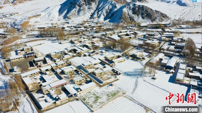 圖為鄉(xiāng)村被白雪覆蓋。　都蘭縣融媒體中心供圖
