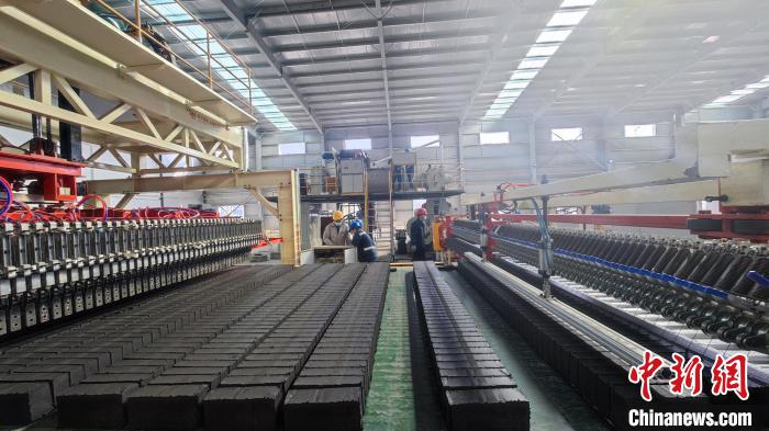 圖為張掖市宏能煤業(yè)有限公司煤矸石綜合利用項(xiàng)目現(xiàn)場。(資料圖) 錢大偉 攝