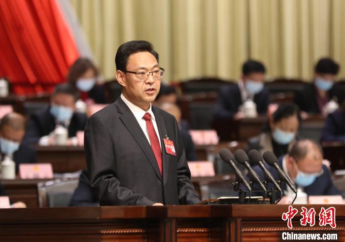 圖為青海省西寧市人民政府代市長(zhǎng)石建平作政府工作報(bào)告?！∑钤鲚?攝