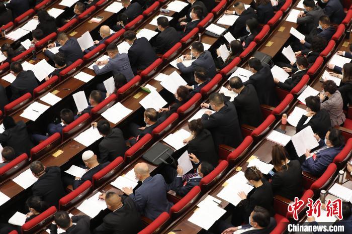 圖為會(huì)議現(xiàn)場(chǎng)，參會(huì)代表正在聽(tīng)取政府工作報(bào)告。　祁增蓓 攝