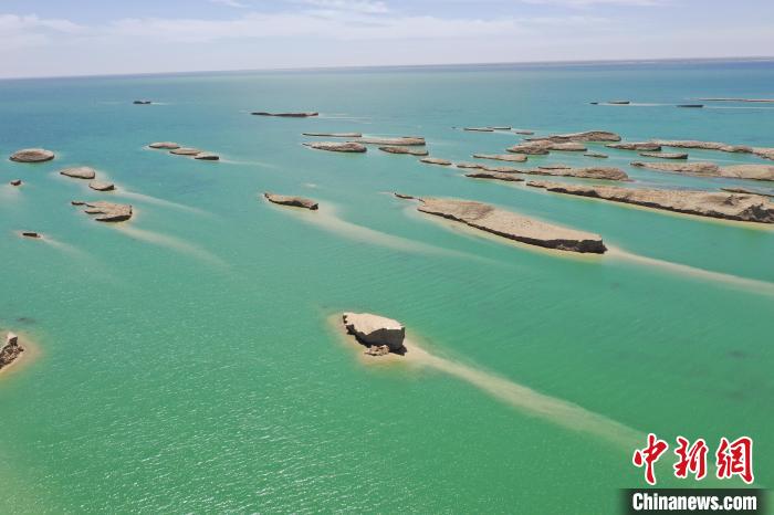 圖為海西州境內(nèi)的水上雅丹風(fēng)光?！≮w凜松 攝