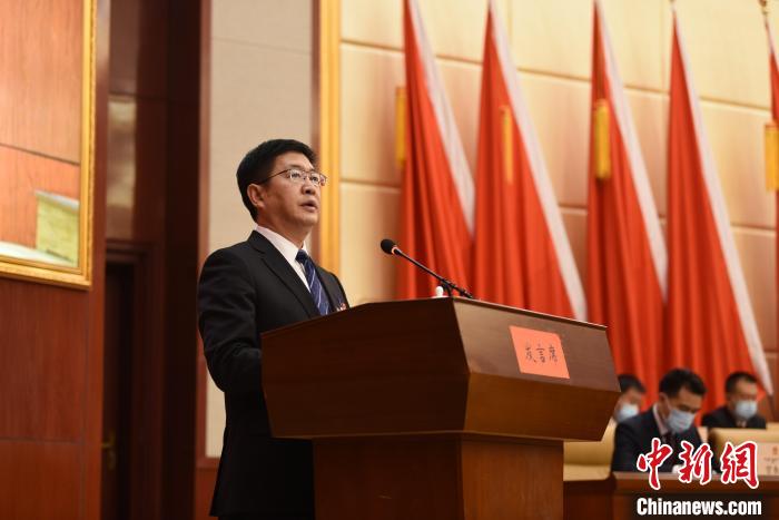 圖為青海省果洛州人民政府州長(zhǎng)葉萬彬作政府工作報(bào)告?！　《嘟馨盒?攝