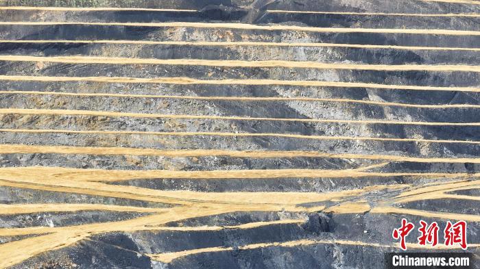 航拍圖為青海省海西蒙古族藏族自治州天峻縣木里礦區(qū)?！●R銘言 攝