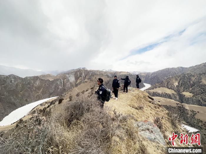 圖為曲麻萊縣崗當(dāng)村的生態(tài)管護(hù)人員開展巡護(hù)?！《“瓦_(dá)杰 攝