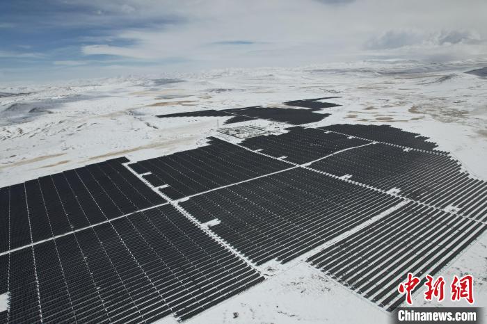 圖為航拍雪后光伏電站。資料圖 姜佳保供圖