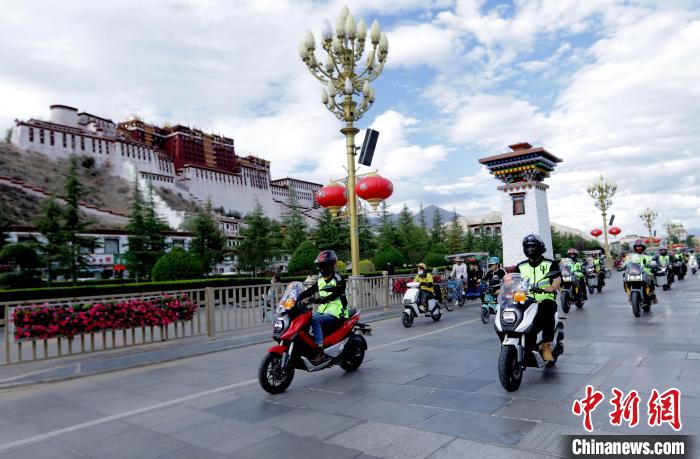 圖為2023年極地G219集結(jié)賽暨金卡納場地賽選手途經(jīng)拉薩布達(dá)拉宮?！∮文恋厍蚬﹫D