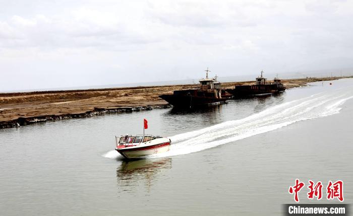 圖為茶卡鹽湖?！⊙Φ?攝