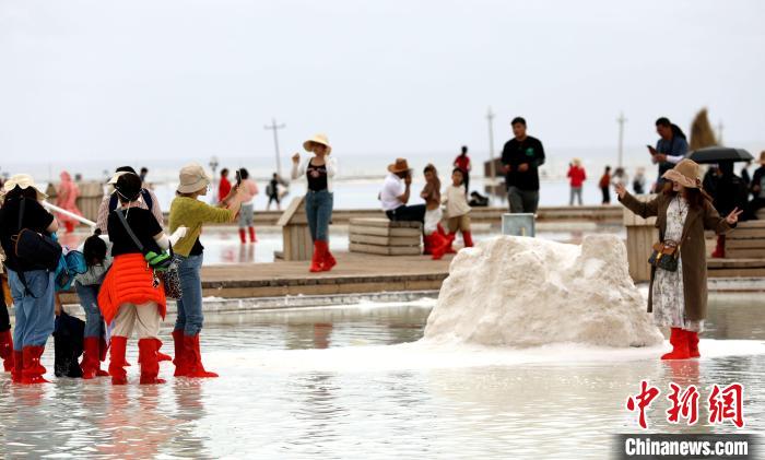 圖為游客在茶卡鹽湖拍照?！⊙Φ?攝