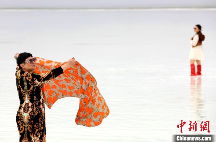 圖為游客在茶卡鹽湖拍照?！⊙Φ?攝