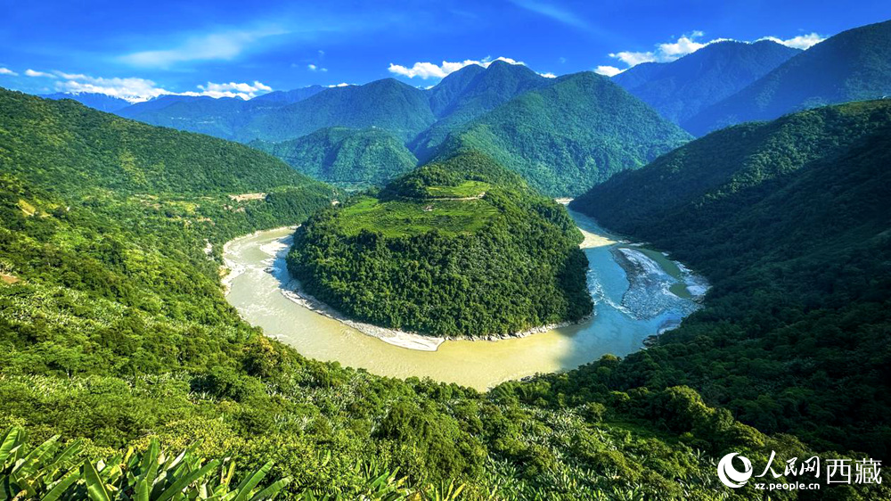 風(fēng)景秀麗、植被繁茂的西藏林芝市墨脫縣果果塘大拐彎。人民網(wǎng)記者 次仁羅布攝