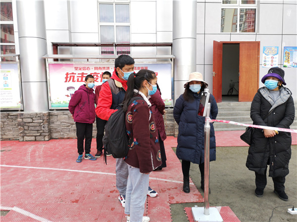 圖片默認標題_fororder_1、學生排隊進入校園-攝影-左斌