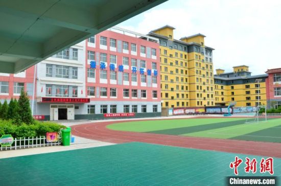 圖為化隆縣第一小學?！◆數り枴z