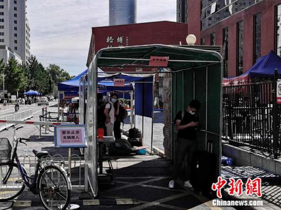 中國科學(xué)院大學(xué)校門外，豎立著“家長止步”的提示牌。 中新網(wǎng) 張尼 攝