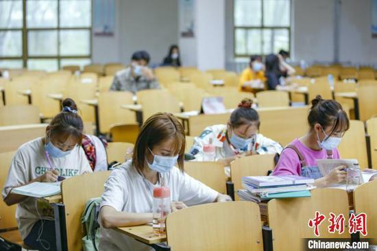 資料圖：學(xué)生在圖書館自習(xí)室內(nèi)學(xué)習(xí)?！⑾A 攝