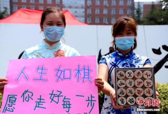 資料圖：2020年7月河南鄭州一高考考點(diǎn)，考生家長送考 中新社記者 王中舉 攝