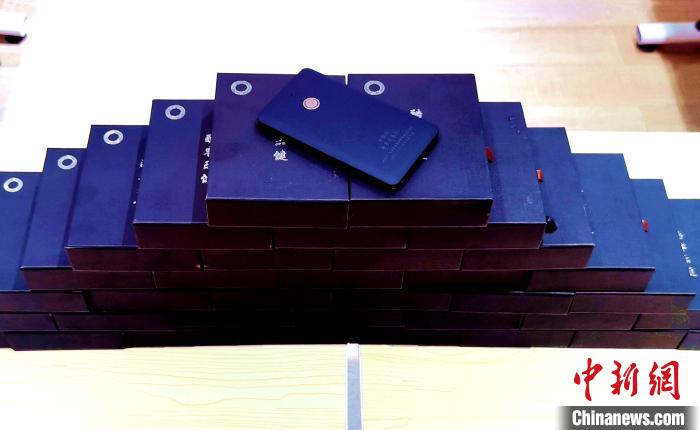 圖為西藏高山文化發(fā)展基金會(huì)向聶榮縣完全小學(xué)捐助的“電子健康體檢儀”?！∮谫e 攝